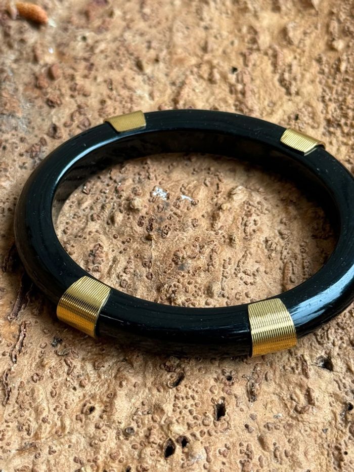 Jonc taille M 6,5 cm de diamètre résine noire et acier inoxydable or Mile Mila