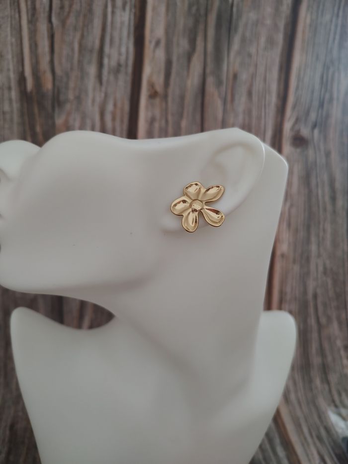 Boucles d’oreilles dorées fleur 5 pétales – acier inoxydable - photo numéro 2