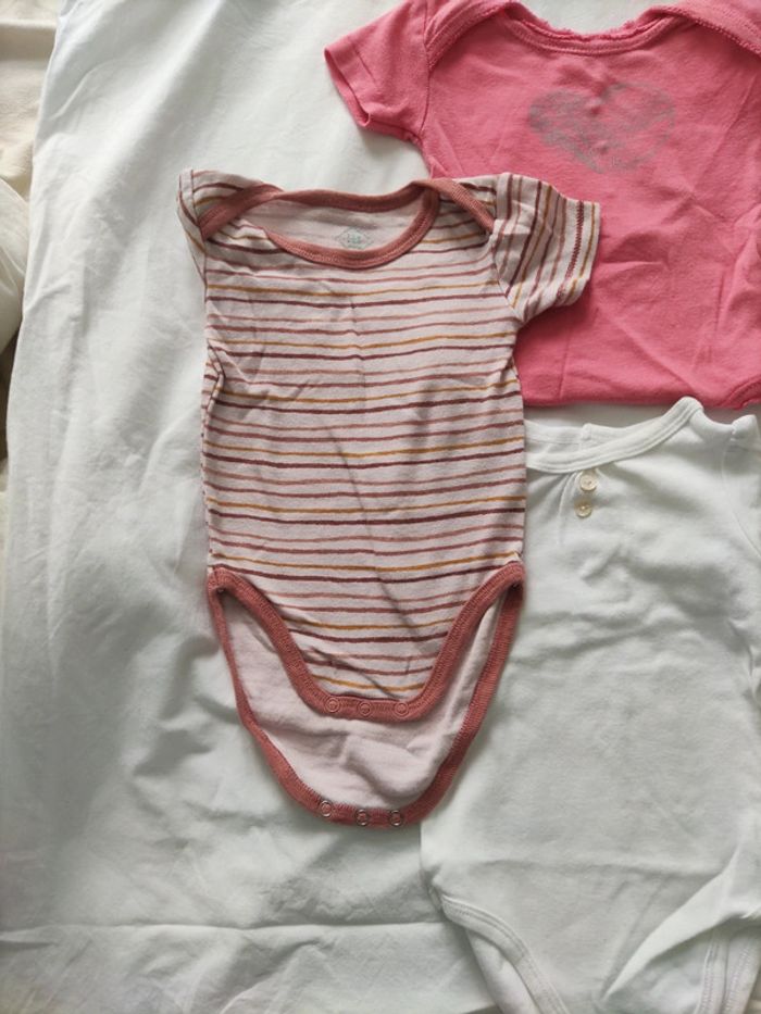 Lot bodys été 6 mois - photo numéro 2