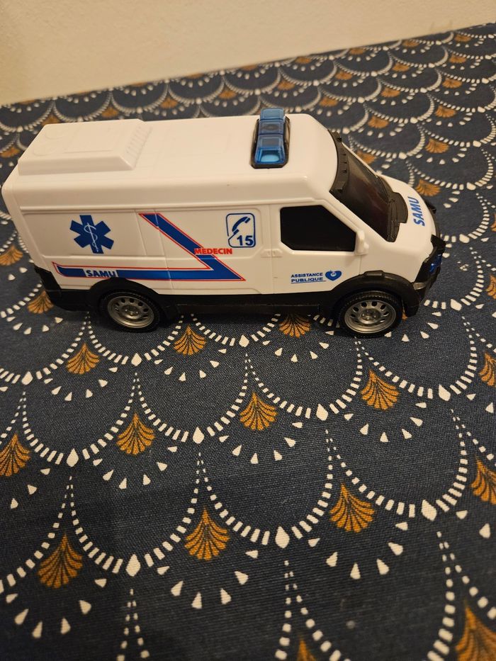 Lot de 3 vehicules police pompiers et samu - photo numéro 4