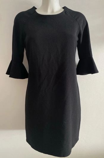Joli robe noir manche a volant