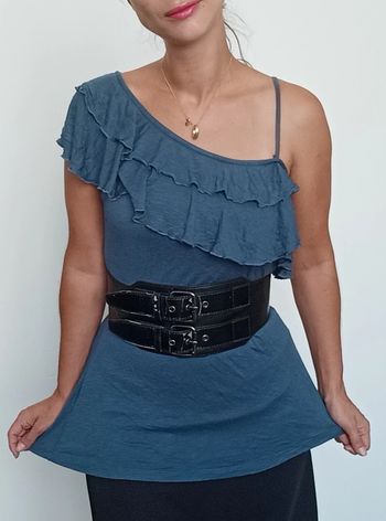 Joli haut asymétrique et volants