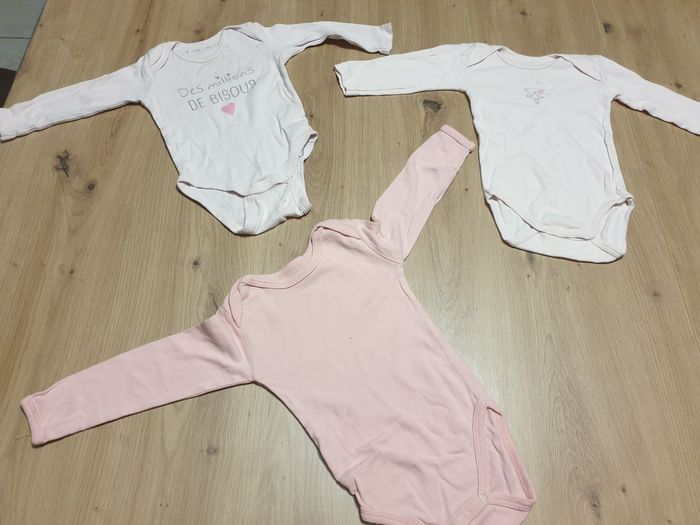 5 bodys 12 mois - photo numéro 1