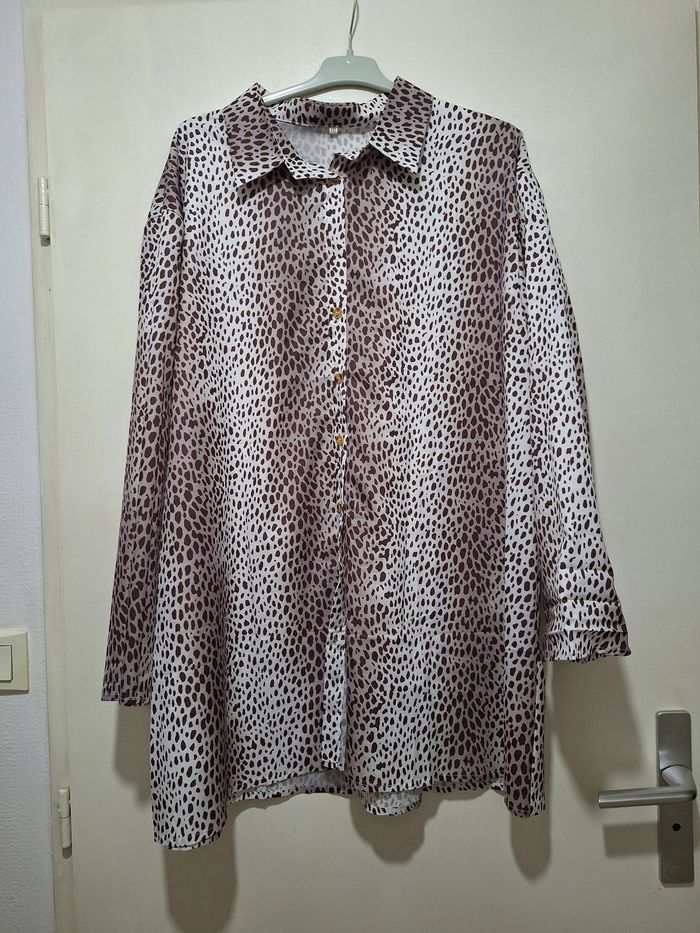 Veste simili couleur saumon T 48 . 10 € . Chemisier effet léopard 5€ .  Tunique léopard     T 48 ,5€ . Ensemble  robe    voile et surchemise  ( neuf  jamais porté  )  couleur saumon   T 48/50   robe doublée 10 €  l' ensemble .  Pantalon voile  n - photo numéro 2