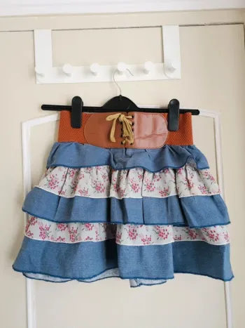 Minijupe à volants taille 38