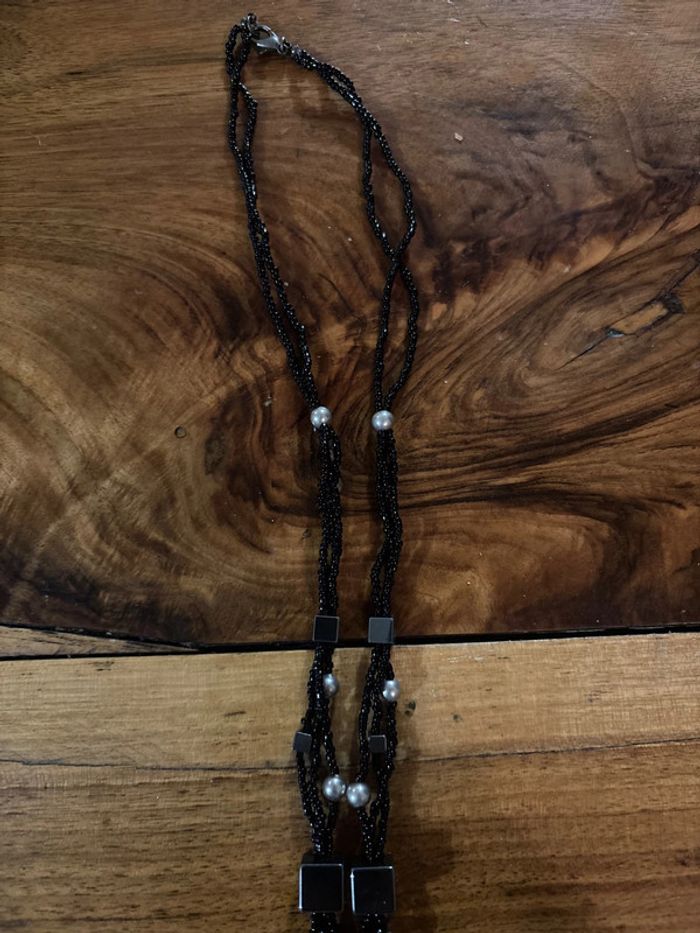 Sautoir en perle noir et éléments argenté - photo numéro 2