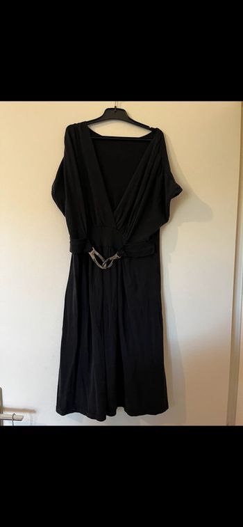 Belle robe noire avec attaches devant