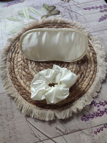 Masque de nuit et chouchou assorti blanc écru