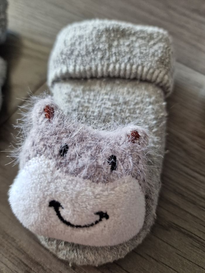 Lot de une paire chaussures bébé et chaussettes antidérapantes - photo numéro 4
