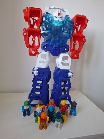 Robot géant transformable + 10 figurines – Très bon état