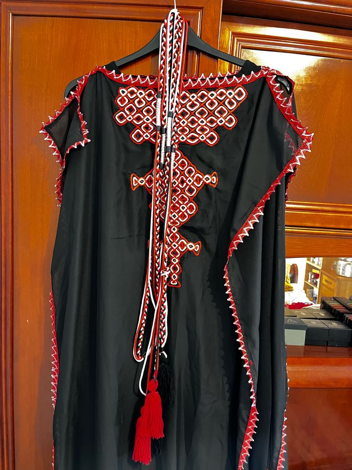 Robe kabyle 2 pièces, couleur noir robes droite et chas en voile, galons  et ceinture assorti - photo numéro 4