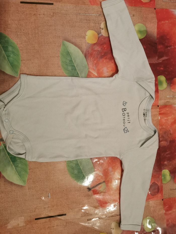 lot de 5 bodies taille 6 mois - photo numéro 2