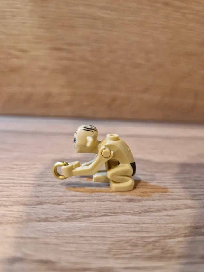 Figurine type lego Gollum avec l'anneau seigneur des anneaux - photo numéro 2