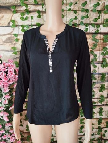 🌸Blouse noir a Col V argenté Taille 38🌸
