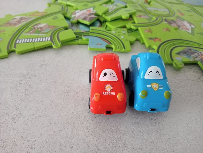 Circuit à monter avec 2 voitures - photo numéro 5