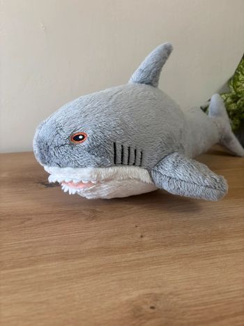 Doudou peluche requin gris blanc 35 cm