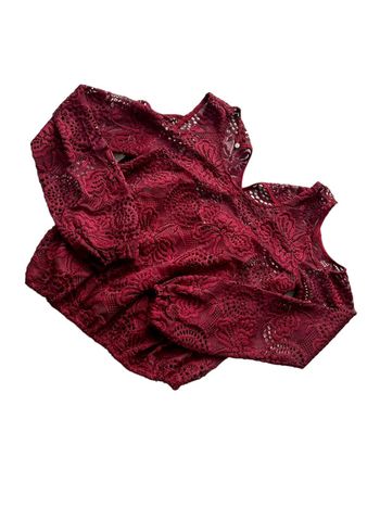 Blouse en dentelle bordeaux avec épaules découvertes Hollister taille XS très bon état