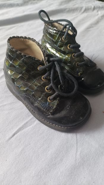 Chaussures vernis effet croco taille 20