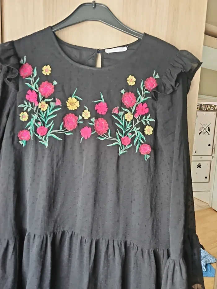 Robe noir avec broderie taille 38 - photo numéro 2