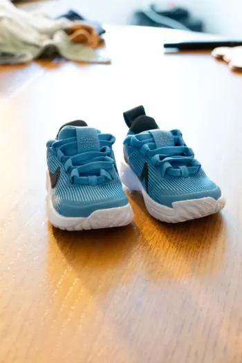Basket NEUVE nike star runner 4