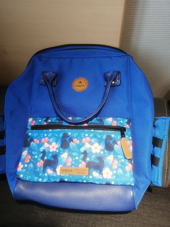 Sac Cabaïa Los Angeles, 3 pochettes
2 petites 1 grande série limitée Marion LEBLANC
très bon etat
Quelques petites marques d usure legeres - photo numéro 1