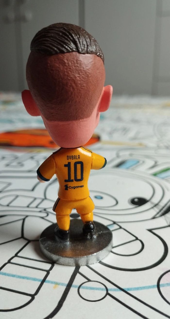 Petite figurine football neuve Paulo Dybala Juventus Turin maillot jaune - photo numéro 2