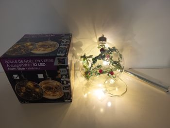 Boule de noël en verre lumineuse