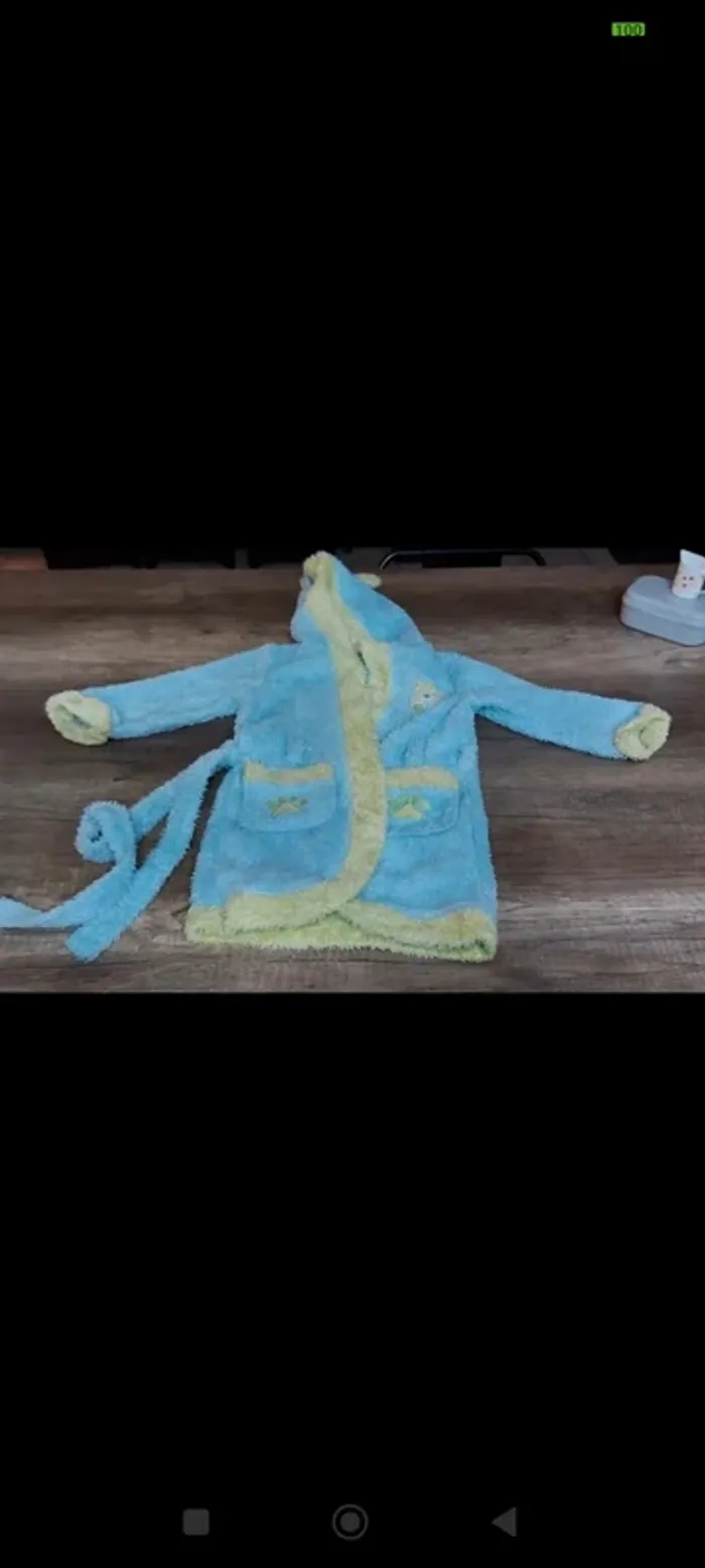 Robe de chambre taille 36 mois 
Toute douce 
Toute chaude