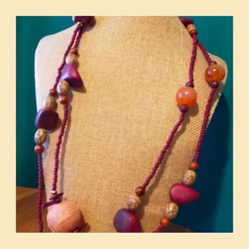 Collier long multimatériaux tons rouges/rosés