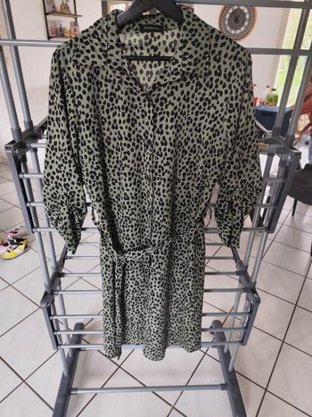 Robe kaki pois