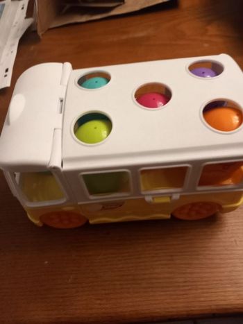 Voiture avec œufs amovibles