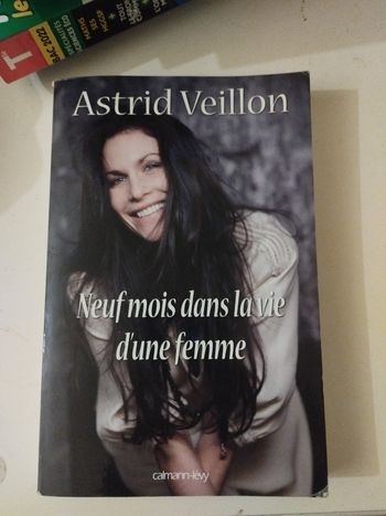 Livre Neuf mois dans la vie d'une femme - Astrid Veillon