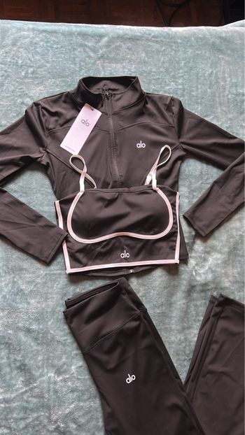 Alo yoga ensemble 