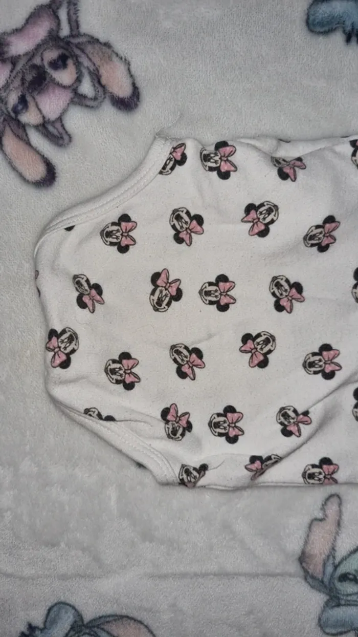 Body manche longue minnie 3 mois en bon état - photo numéro 10