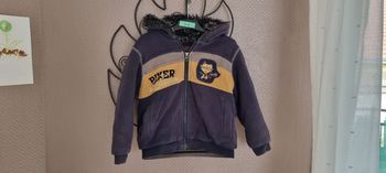 Gros sweat polaire 4 ans Catimini 

Très bon état

Vêtement de première main lavé pour la vente sans trou ni tâche 

Joli dessin / broderie raton laveur