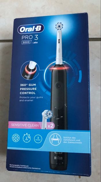 Brosse à dents Oral-b pro 3000 sensitive clean+ 2 recharges neufs dans emballage 
