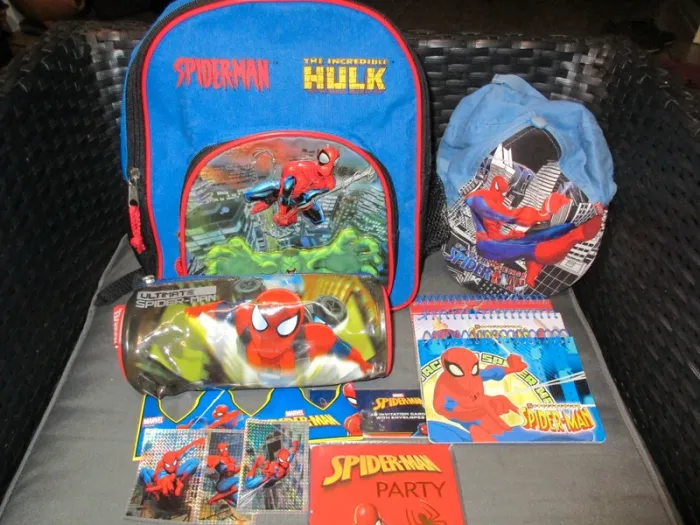 lot 23 objets spiderman:sac,trousse,3 calepins...
