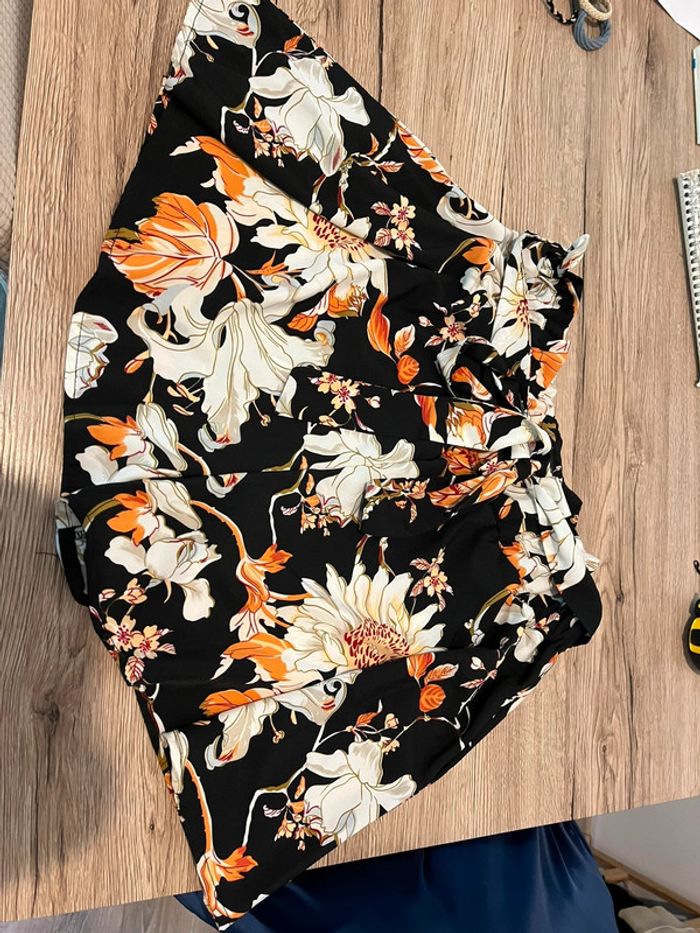 Short fleuri orange noir et blanc