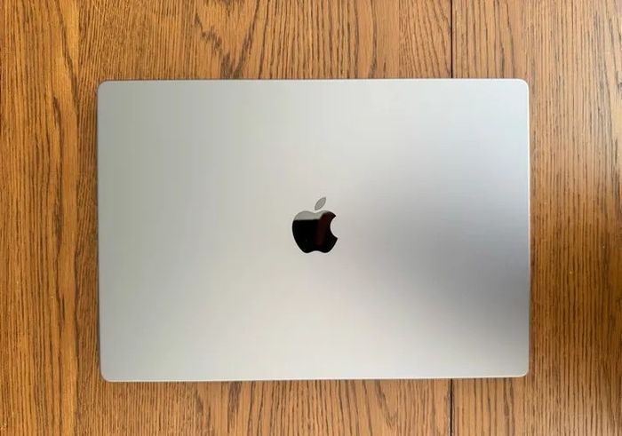 MacBook Pro 16 2023 M2 Pro, 16 Go Ram, stockage 500 Go, Batterie 97% en parfait état - photo numéro 3