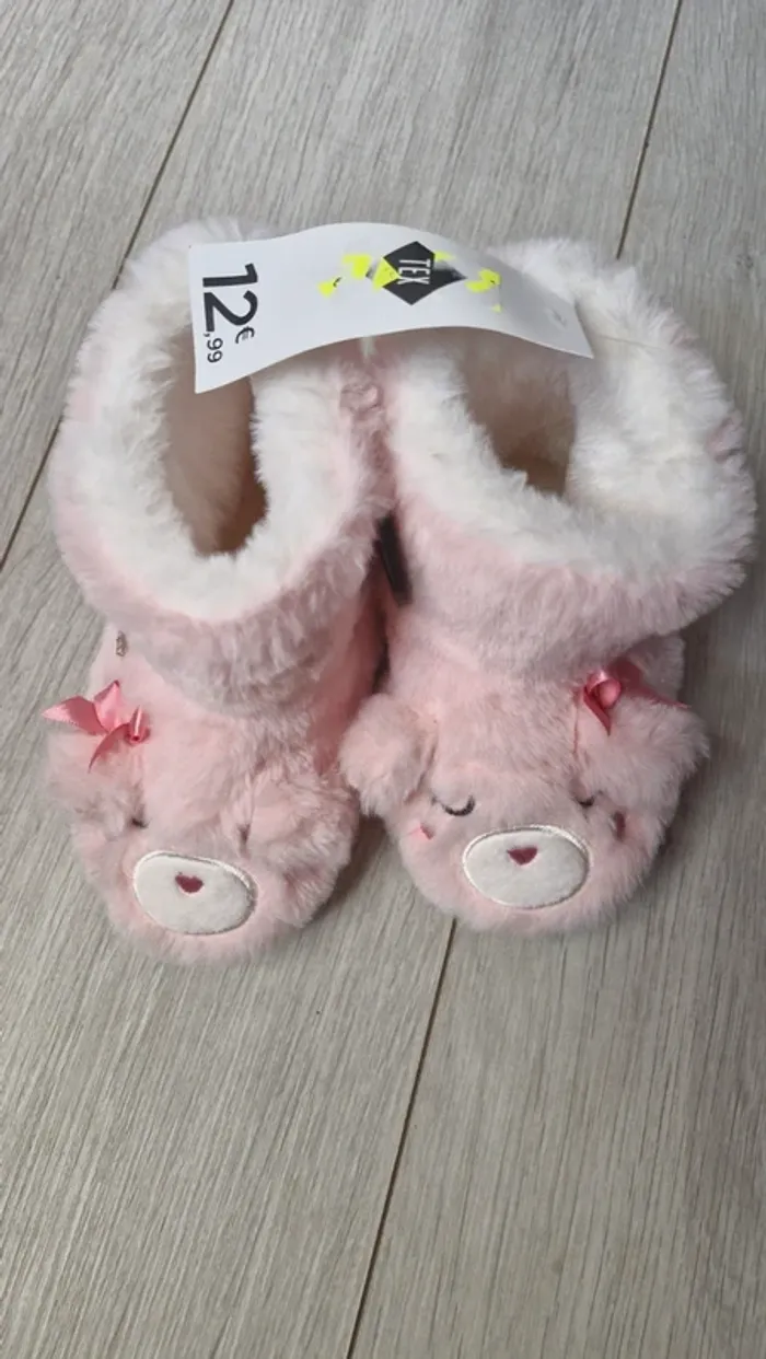 Pantoufles bottes fourrées neuves 27