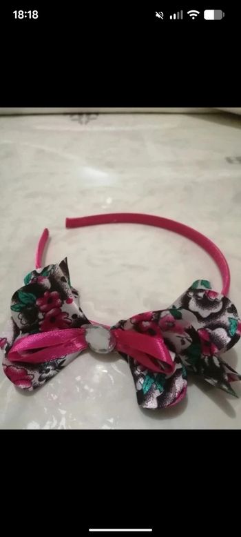 Beau serre-tête nœud papillon avec grosse perle.