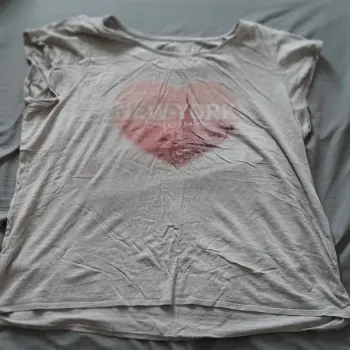 T-shirt gris coeur rose