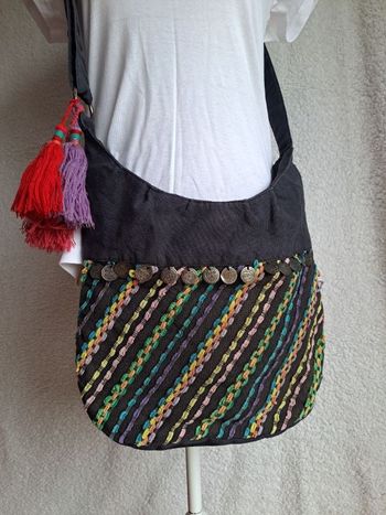 Joli sac noir à bandoulière motifs colorés