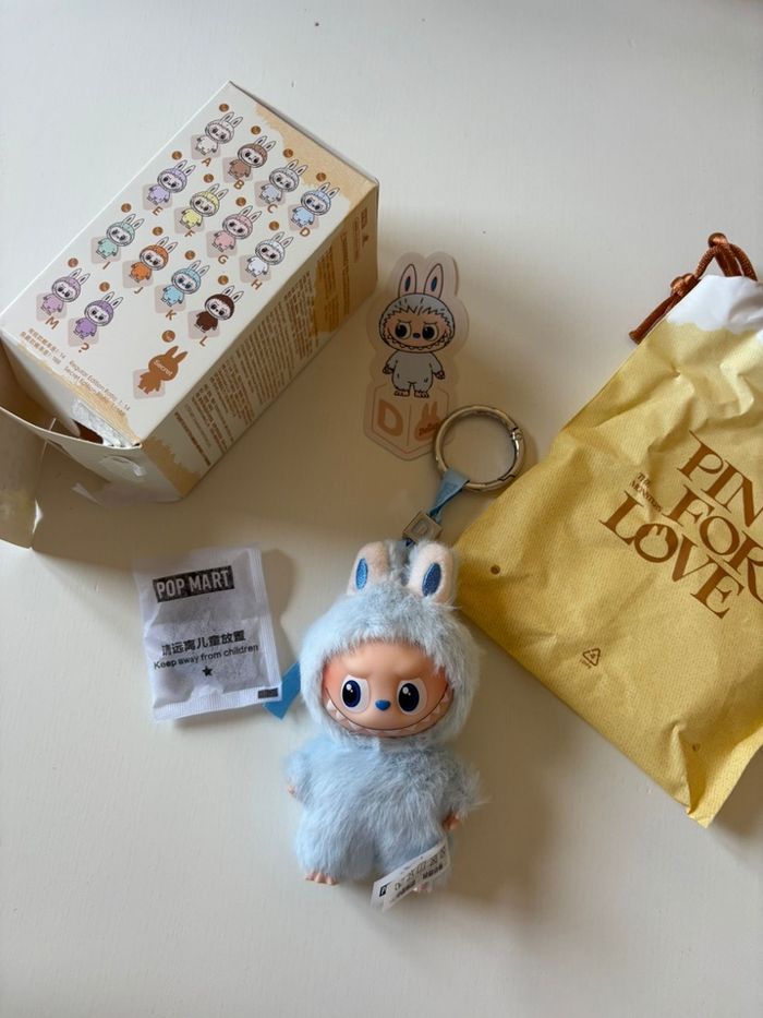 PopMart Labubu The Monsters Pin For Love « D » - photo numéro 3