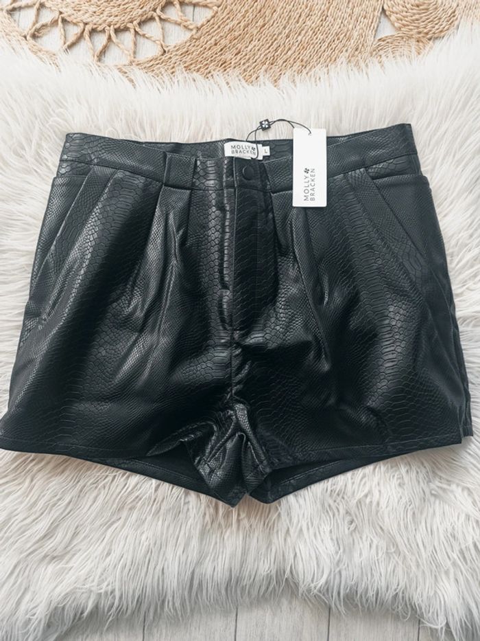 Short noir taille haute simili cuir imprimé écaille Taille L Molly Bracken Neuf avec étiquette - photo numéro 2