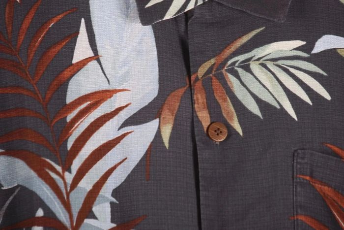 Superbe chemisette Tommy Bahamas en soie motif feuillages et fleurs des îles (#240208) - photo numéro 2