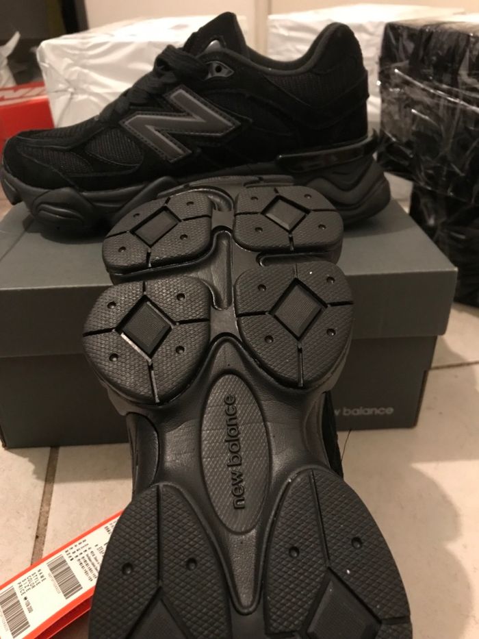 New balance 9060 full black taille 37 neuf - photo numéro 2