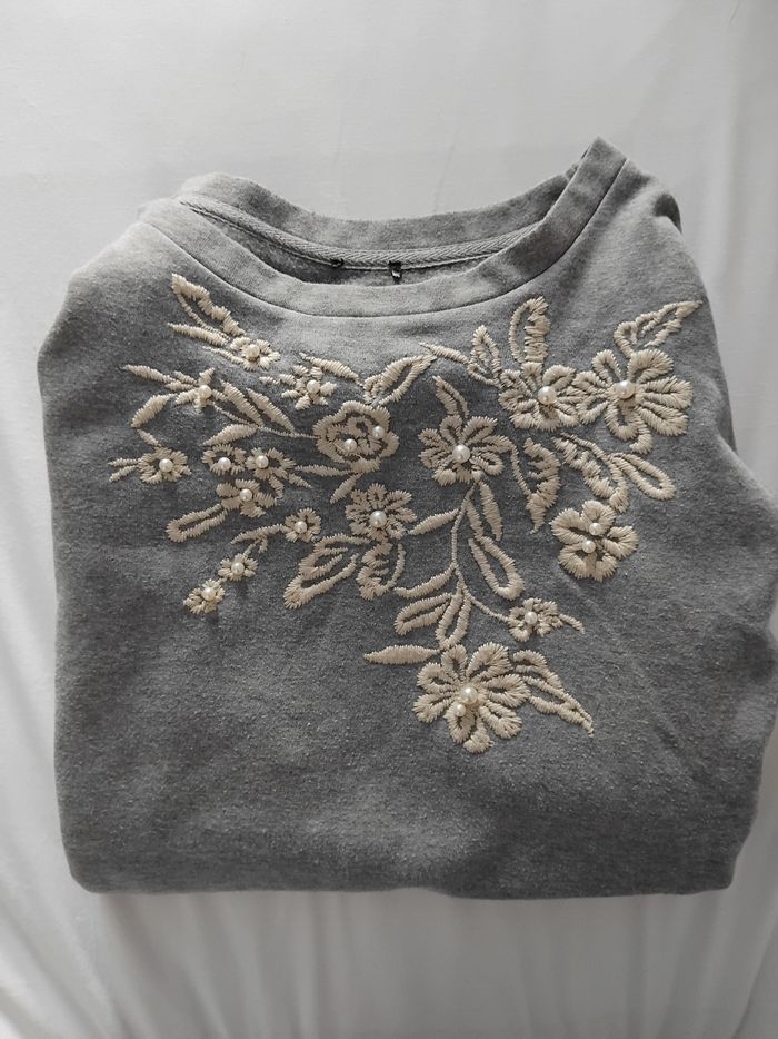 Pull brodé fleurs roses perles femme