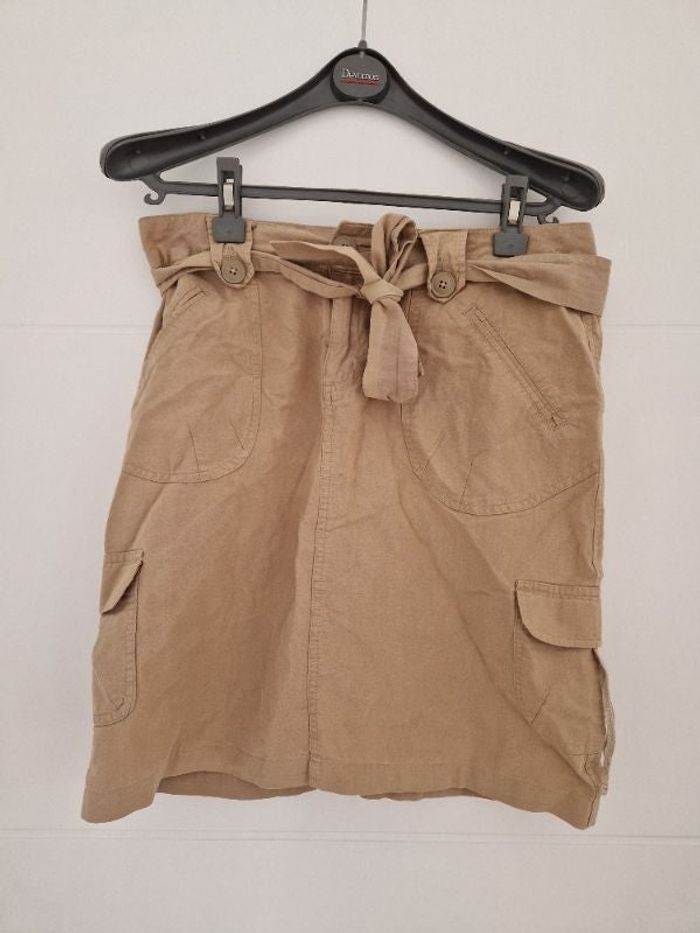 Jupe beige au dessus du genou