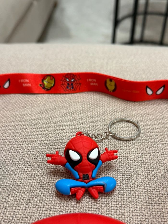 Pochette Spider-Man rouge avec lanière et porte-clés - photo numéro 3